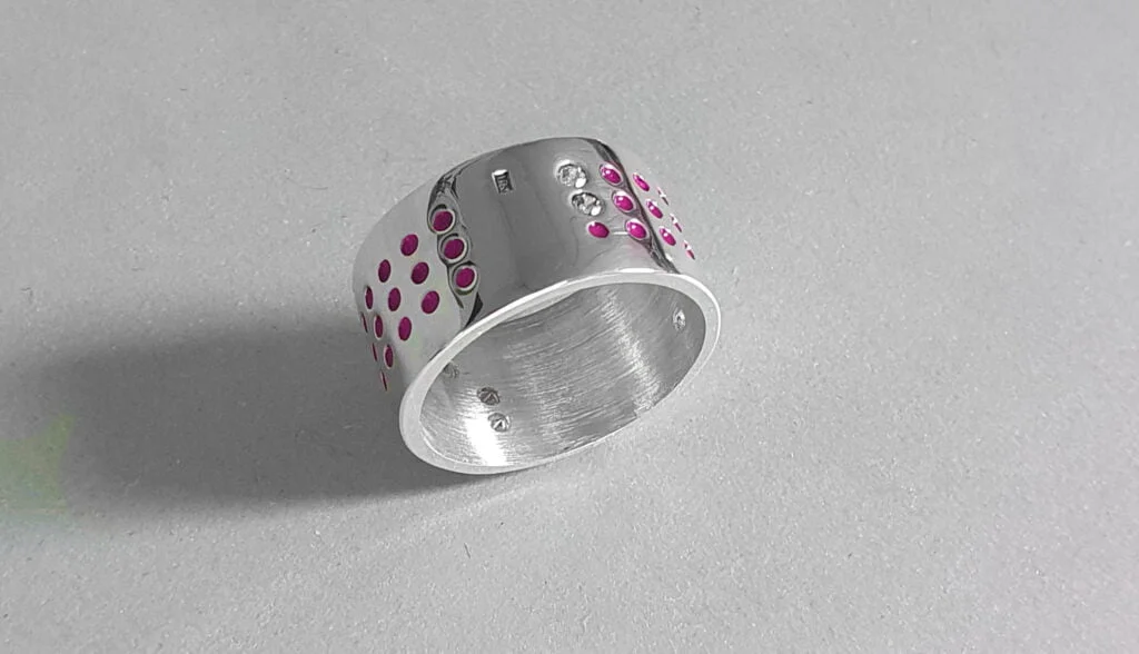 Zilveren_Dotted_Date-ring_met_datum_en_zirkonia's_en roze_acrylhars