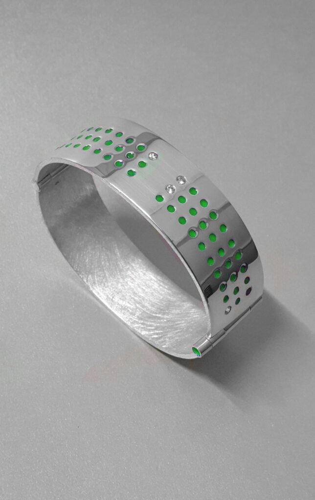 Zilveren_Dotted-Date_armband_met_datum__en zirkonia's_en_groene_acrylhars