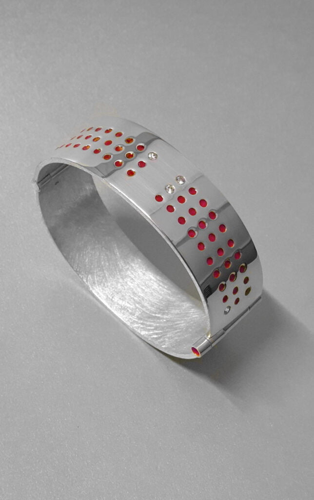 Dotted Date armband met datum in code rood