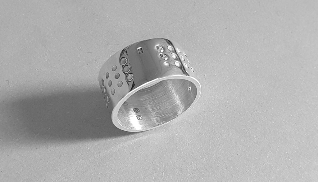 Dotted-Date-ring-met-datum-in-code-wit