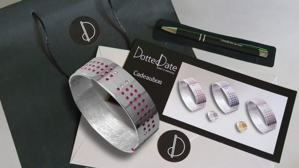 Cadeaubon Dotted Date armband (zilver met zirkonia's, € 595)